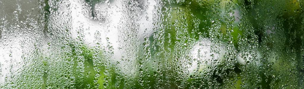 Eine Fensterscheibe, die vom Wasserdampf angelaufen ist